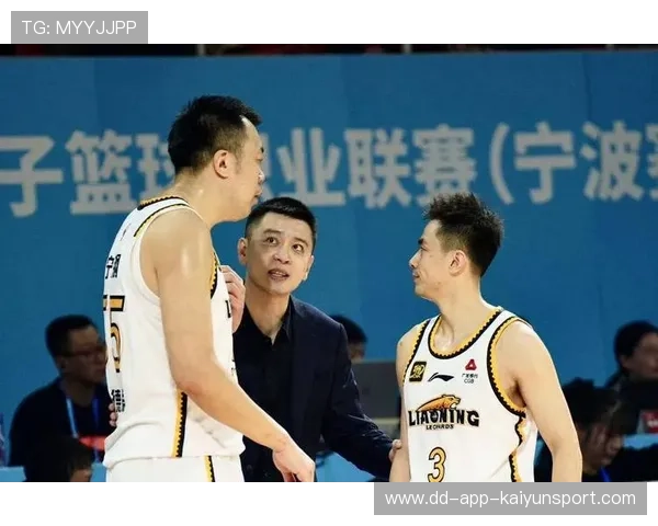 杨鸣狂送签名，辽宁启程鞍山热身赛，李晓旭赵继伟悉数随队，杨鸣辽宁队比赛结果