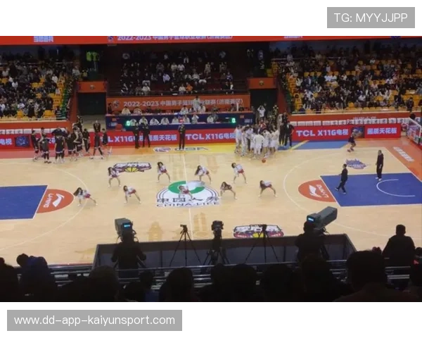 球员间配合默契，场上协同效率高，打球配合默契